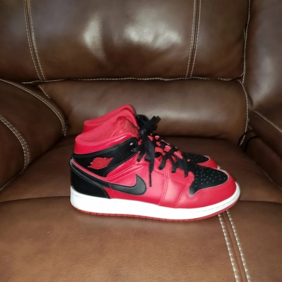 Nike Air Jordan 1 Mid Gym Red Banned Bred Shoes 554725-074 - Size 6Y - Picture 10 of 12